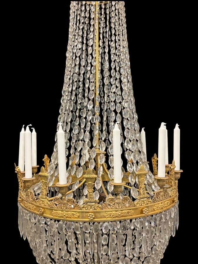 Very large Empire-style ‘pearl bag’ chandelier, circa 1900 A magnificent large ‘pearl bag’ chandelier featuring a decorated crown and border, as well as 12 gilded bronze candle holders.