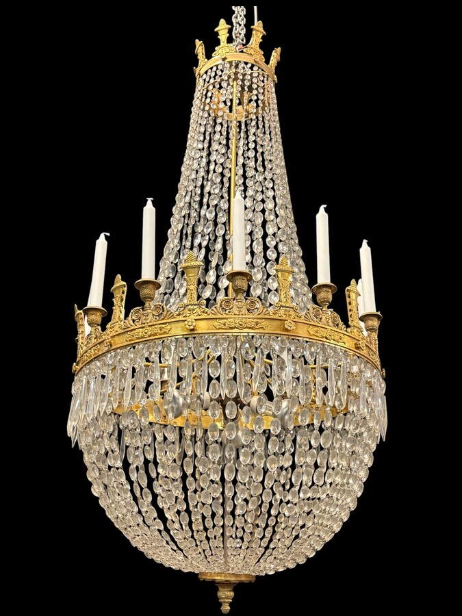 Very large Empire-style ‘pearl bag’ chandelier, circa 1900 A magnificent large ‘pearl bag’ chandelier featuring a decorated crown and border, as well as 12 gilded bronze candle holders.