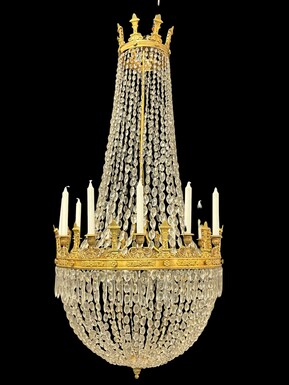 Very large Empire-style ‘pearl bag’ chandelier, circa 1900 A magnificent large ‘pearl bag’ chandelier featuring a decorated crown and border, as well as 12 gilded bronze candle holders.