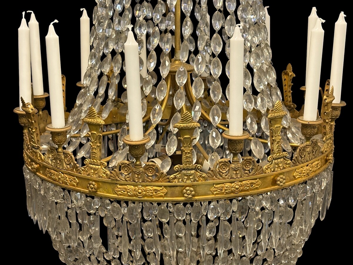 Very large Empire-style ‘pearl bag’ chandelier, circa 1900 A magnificent large ‘pearl bag’ chandelier featuring a decorated crown and border, as well as 12 gilded bronze candle holders.
