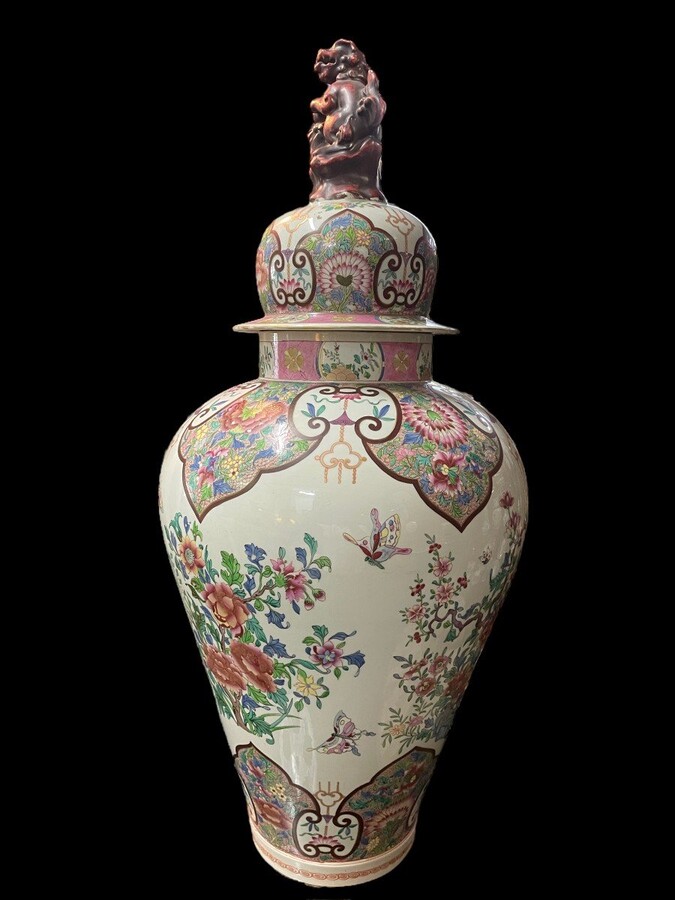Very large famille rose style lidded vase, Samson, France, 19th century Decorative porcelain lidded vase with beautiful painting and foodog on the lid. The vase is slightly damaged at the top of the neck (inside) and the lid is chipped (inside).