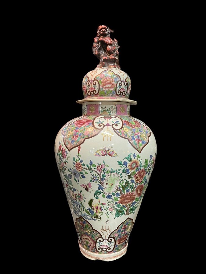 Very large famille rose style lidded vase, Samson, France, 19th century Decorative porcelain lidded vase with beautiful painting and foodog on the lid. The vase is slightly damaged at the top of the neck (inside) and the lid is chipped (inside).