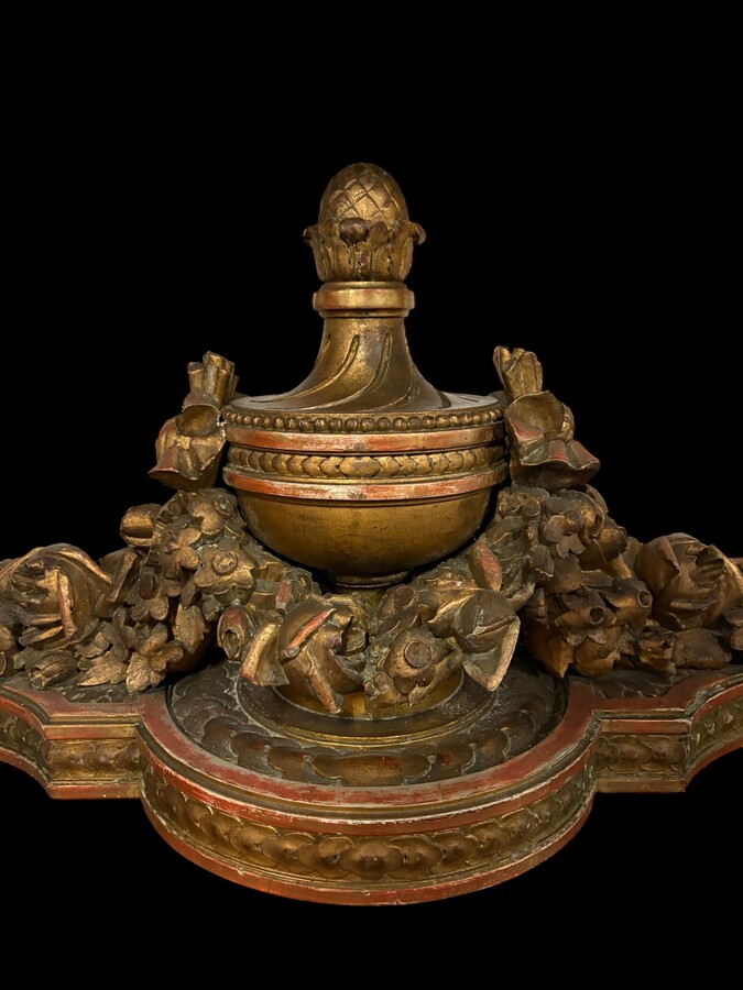 Very large Louis XVI style console table (230 cm) in gilded wood from the 19th century. High-quality console table entirely carved in wood, decorated with gilded motifs, floral scrolls, a large decorative vase in its lower section.