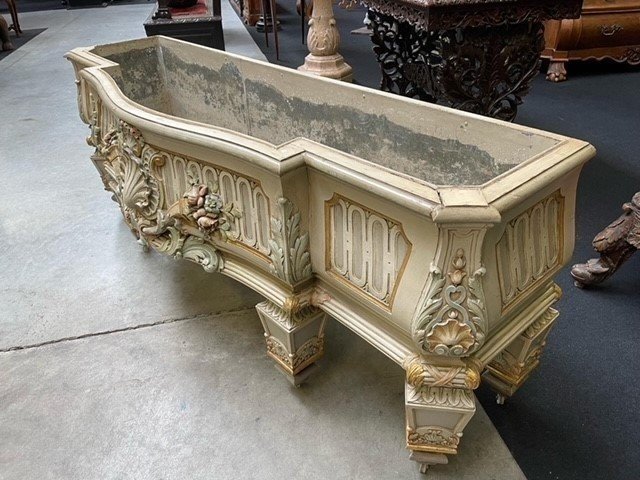 Very Large Wood Carved Flower Box 19th Century ( 166 Cm ). Very Decorative Jardinière In Louis XVI Style With An Inner Tray Of Zinc. Dimensions : Width: 166 Cm Height: 64 Cm Depth: 54 Cm In Good Condition From About 1860-1880