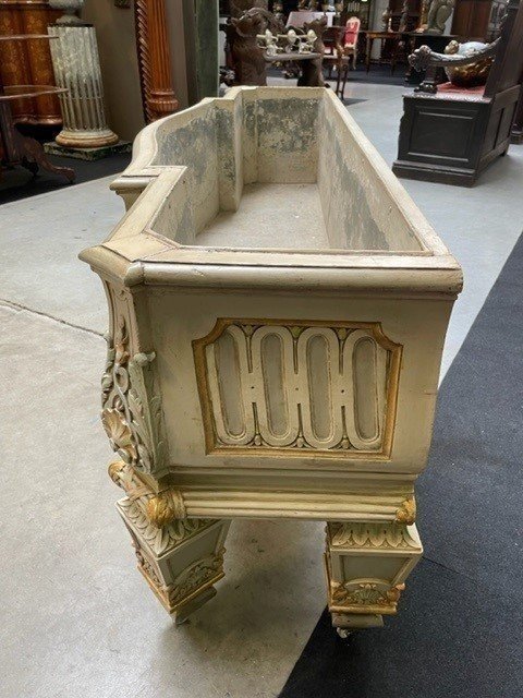 Very Large Wood Carved Flower Box 19th Century ( 166 Cm ). Very Decorative Jardinière In Louis XVI Style With An Inner Tray Of Zinc. Dimensions : Width: 166 Cm Height: 64 Cm Depth: 54 Cm In Good Condition From About 1860-1880