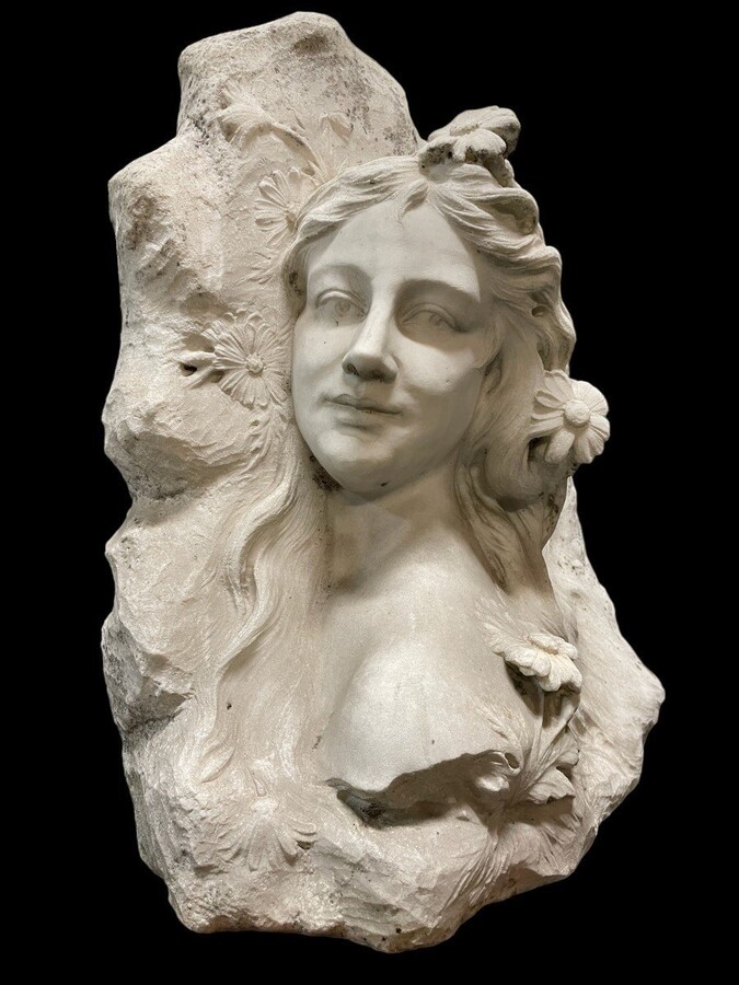 White Marble Art Nouveau Relief Of A Young Woman Beautiful Sculpture Depicting A Young Woman With Flowers Dimensions : Height : 46 Cm Width : 37 Cm Depth : 22 Cm Sculpture In Good Condition , About 1900